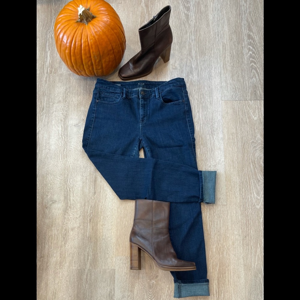 a.n.a. Mid rise dark wash JEGGINGS. Excellent like new condition☺️size 10.